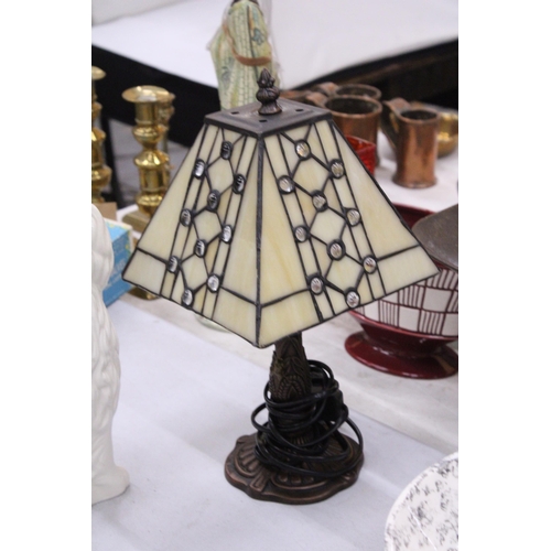 103 - A TIFFANY STYLE TABLE LAMP, HEIGHT APPROX 31CM