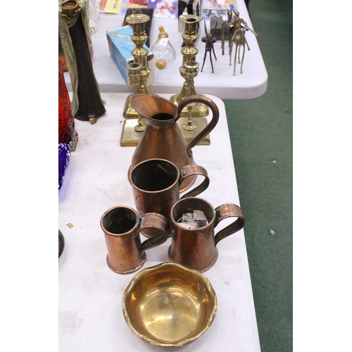 104 - A QUANTITY OF BRASS AND COPPER TO INCLUDE A JUG, TANKARDS, BOWL AND 2 PAIRS OF CANDLESTICKS