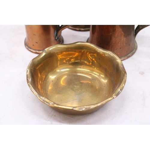 104 - A QUANTITY OF BRASS AND COPPER TO INCLUDE A JUG, TANKARDS, BOWL AND 2 PAIRS OF CANDLESTICKS