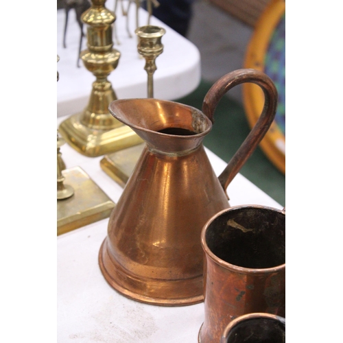 104 - A QUANTITY OF BRASS AND COPPER TO INCLUDE A JUG, TANKARDS, BOWL AND 2 PAIRS OF CANDLESTICKS