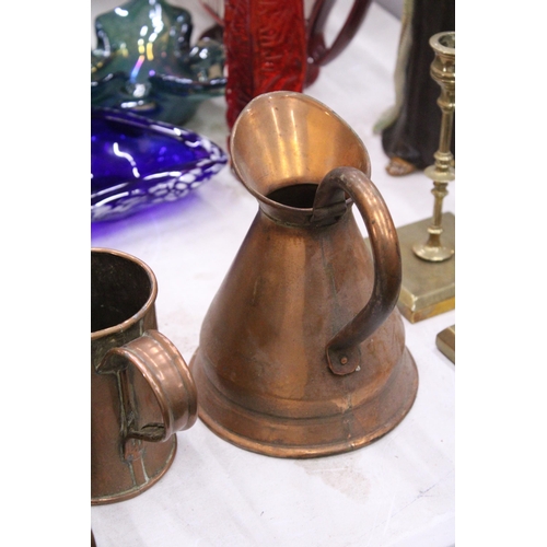 104 - A QUANTITY OF BRASS AND COPPER TO INCLUDE A JUG, TANKARDS, BOWL AND 2 PAIRS OF CANDLESTICKS