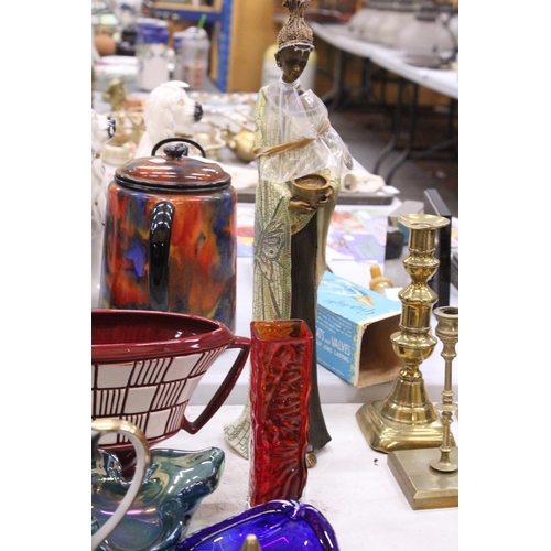 105 - A MIXED LOT TO INCLUDE AN ORIENTAL STYLE COFFEE SET INCLUDING A COFFEE POT, CREAM JUG, SAUGAR BOWL, ... 