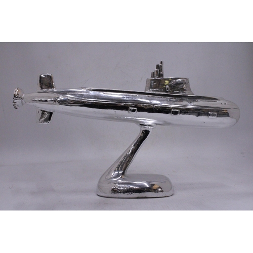 113 - A CHROME MODEL OF A SUBMARINE, ON A PLINTH, HEIGHT 20CM, LENGTH 33CM