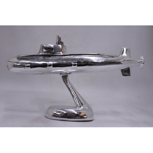 113 - A CHROME MODEL OF A SUBMARINE, ON A PLINTH, HEIGHT 20CM, LENGTH 33CM