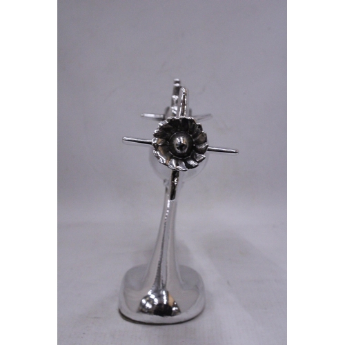 113 - A CHROME MODEL OF A SUBMARINE, ON A PLINTH, HEIGHT 20CM, LENGTH 33CM