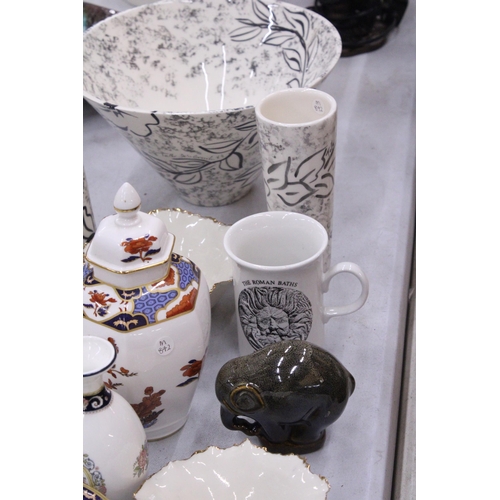 115 - A QUANTITY OF CERAMICS TO INCLUDE A SPODE LIDDED JAR AND BOWL, A COALPORT JUG, PLANTER, VASES, DISHE... 