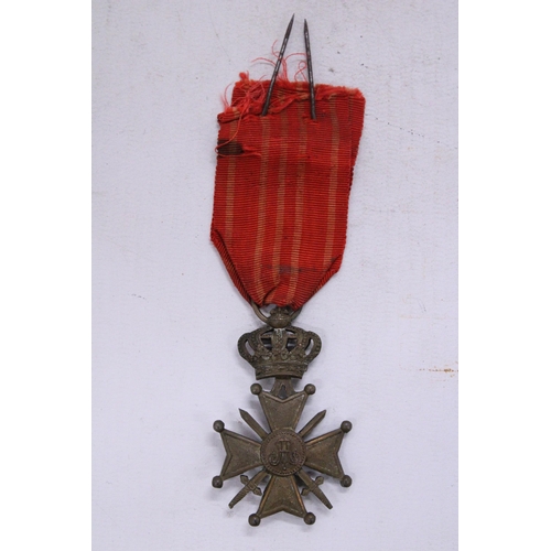 121 - A VINTAGE BELGIAN MILITARY MEDAL