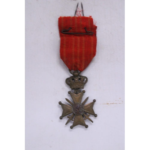 121 - A VINTAGE BELGIAN MILITARY MEDAL