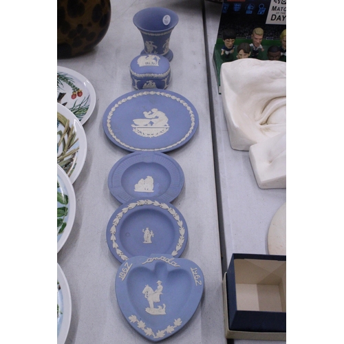 122 - SIX PIECES OF WEDGWOOD JASPERWARE TO INCLUDE PIN TRAYS, A PLATE, TRINKET BOX AND VASE