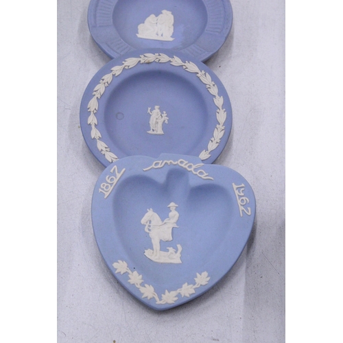 122 - SIX PIECES OF WEDGWOOD JASPERWARE TO INCLUDE PIN TRAYS, A PLATE, TRINKET BOX AND VASE