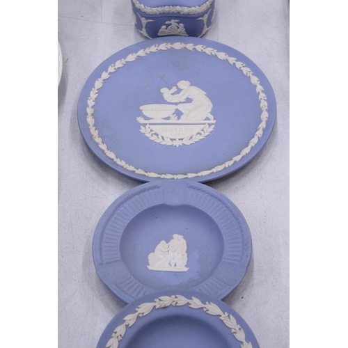 122 - SIX PIECES OF WEDGWOOD JASPERWARE TO INCLUDE PIN TRAYS, A PLATE, TRINKET BOX AND VASE