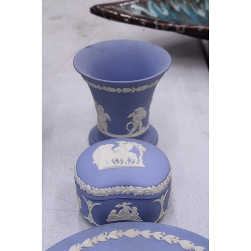 122 - SIX PIECES OF WEDGWOOD JASPERWARE TO INCLUDE PIN TRAYS, A PLATE, TRINKET BOX AND VASE