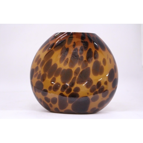 124 - A HEAVY, STUDIO GLASS VASE IN TORTOISESHELL DESIGN, HEIGHT 21CM