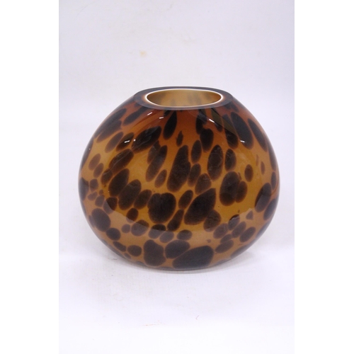 124 - A HEAVY, STUDIO GLASS VASE IN TORTOISESHELL DESIGN, HEIGHT 21CM