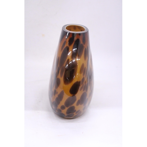 124 - A HEAVY, STUDIO GLASS VASE IN TORTOISESHELL DESIGN, HEIGHT 21CM