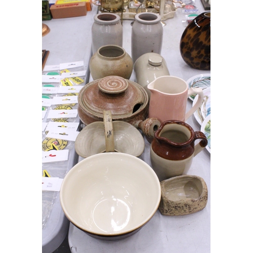 125 - A QUANTITY OF STONEWARE TO INCLUDE JARS, A HOT WATER BOTTLE, CASSEROLE DISH, JUGS, ETC