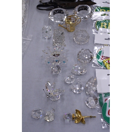 127 - A COLLECTION OF 18 CRYSTAL ORNAMENTS (SWAROVSKI, ETC), INCLUDING ANIMALS, TEALIGHT HOLDERS, ETC