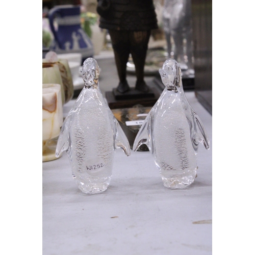 187 - A QUANTITY OF GLASSWARE ANIMAL FIGURES TO INCLUDE TO INCLUDE TWO GRANNA GLASBRUK PENGUINS, DOLPHIN A... 