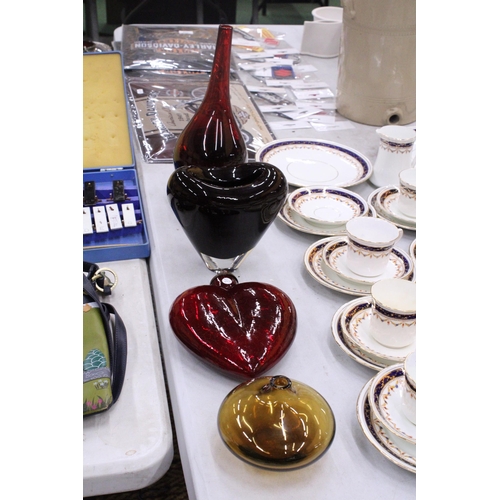 205 - THREE CRANBERRY AND ONE AMBER PIECES OF STUDIO ART GLASS TO INCLUDE VASES AND A LARGE HEART SHAPED H... 