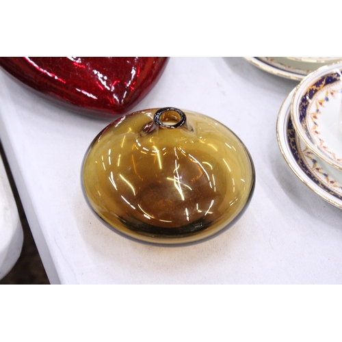 205 - THREE CRANBERRY AND ONE AMBER PIECES OF STUDIO ART GLASS TO INCLUDE VASES AND A LARGE HEART SHAPED H... 