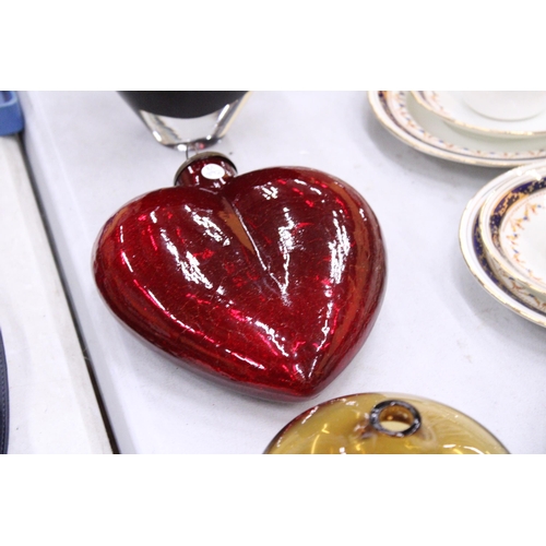 205 - THREE CRANBERRY AND ONE AMBER PIECES OF STUDIO ART GLASS TO INCLUDE VASES AND A LARGE HEART SHAPED H... 