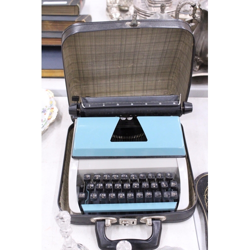 212 - A VINTAGE CASED TYPEWRITER