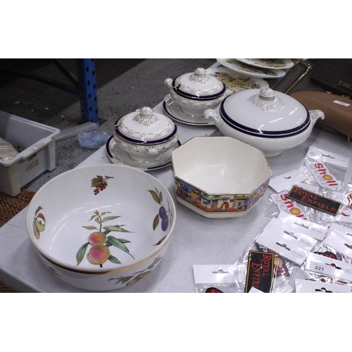 222 - A QUANTITY OF DINNER WARE TO INCLUDE THREE VINTAGE SERVING TUREENS, A ROYAL WORCESTER 'EVESHAM' BOWL... 