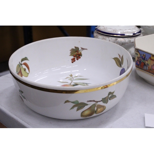 222 - A QUANTITY OF DINNER WARE TO INCLUDE THREE VINTAGE SERVING TUREENS, A ROYAL WORCESTER 'EVESHAM' BOWL... 