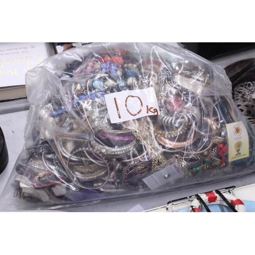 224 - 10KG OF MIXED VINTAGE COSTUME JEWELLERY