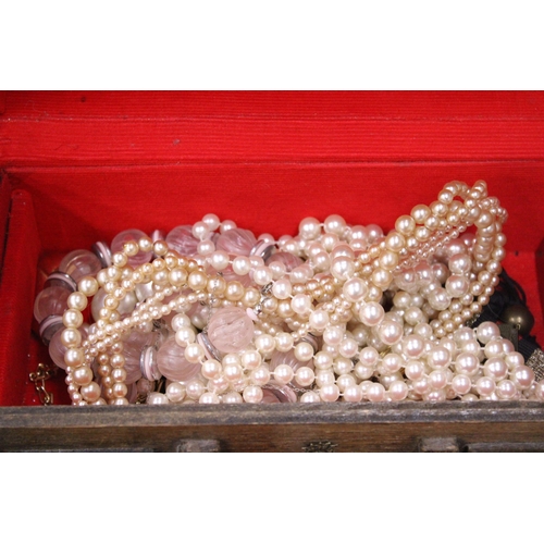 229 - A QUANTITY OF COSTUME JEWELLERY TO INCLUDE NECKLACES, BROOCHES, BRACELETS, EARRINGS, ETC IN A VINTAG... 