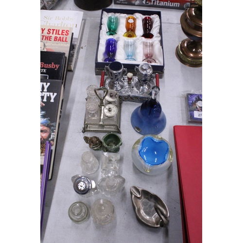 277 - A QUANTITY OF GLASS ITEMS TO INCLUDE A BOXED SET OF SIX COLOURED SHERRY GLASSES, A WALKER AND HALL S... 