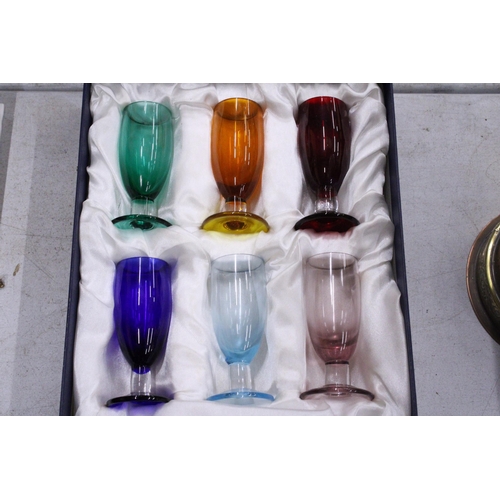 277 - A QUANTITY OF GLASS ITEMS TO INCLUDE A BOXED SET OF SIX COLOURED SHERRY GLASSES, A WALKER AND HALL S... 