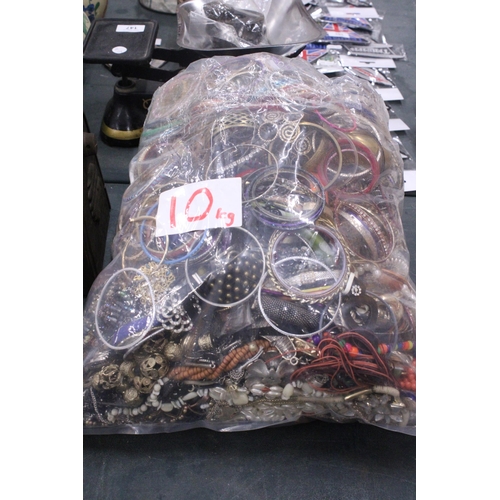 72 - A 10KG BAG OF COSTUME JEWELLERY