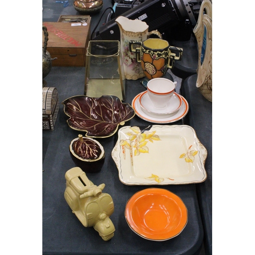 78 - A MIXED LOT TO INCLUDE CARLTONWARE ROUGE ROYALE, CERAMIC MOPED MONEY BANK, CROWN DEVON CAKE/BREAD AN... 