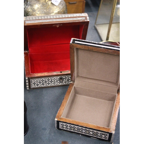 80 - TWO VINTAGE MIDDLE EASTERN INLAID MOSAIC HINGED WOODEN BOXES TOGETHER WITH A PAIR OF WOODEN BOOKENDS