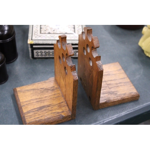 80 - TWO VINTAGE MIDDLE EASTERN INLAID MOSAIC HINGED WOODEN BOXES TOGETHER WITH A PAIR OF WOODEN BOOKENDS