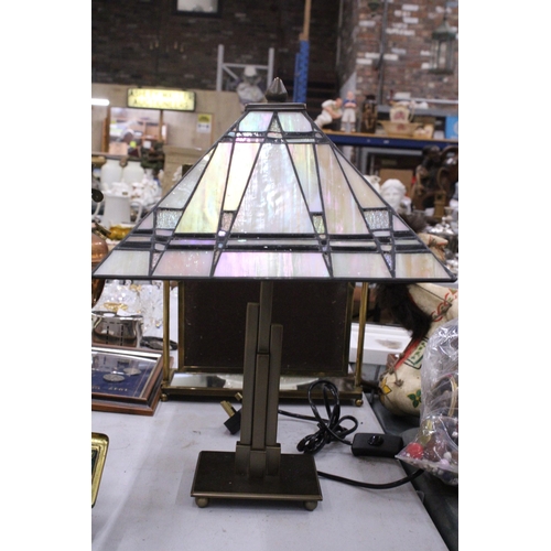 87 - A TIFFANY STYLE PEARLESCENT TABLE LAMP