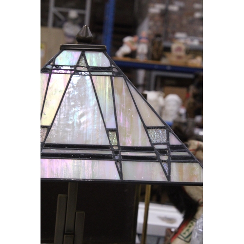 87 - A TIFFANY STYLE PEARLESCENT TABLE LAMP