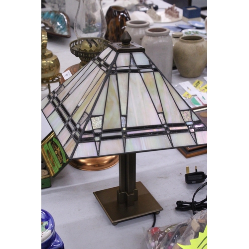 87 - A TIFFANY STYLE PEARLESCENT TABLE LAMP