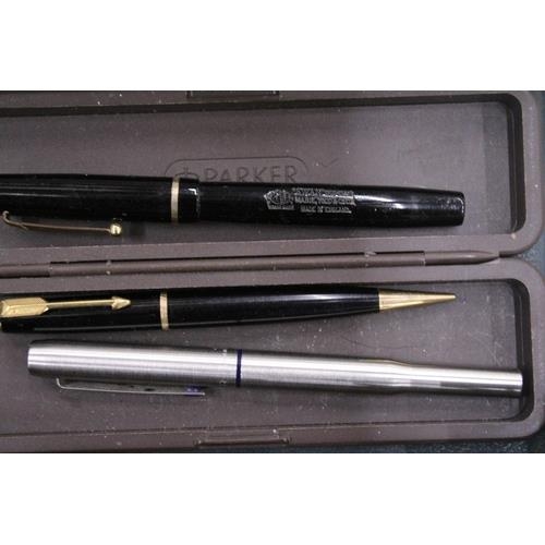 132 - THREE PENS TO INCLUDE A VINTAGE SWAN WITH 14CT GOLD NIB, A VINTAGE KODAK CAMERA AND A SIGNED FRAMED ... 