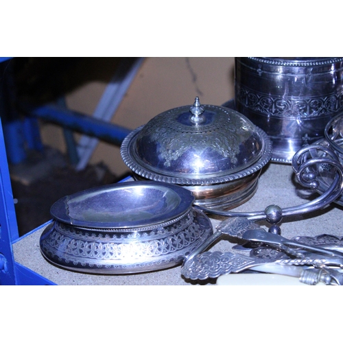 294 - A QUANTITY OF SILVER PLATE TO INCLUDE JUGS, FLATWARE, BOWLS, LIDDED CONTAINERS, ETC