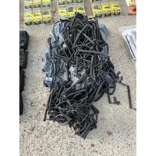 3854 - A ALRGE QUANTITY OF EXTENDING RUBBER LINES WITH A CLIP ON THE END