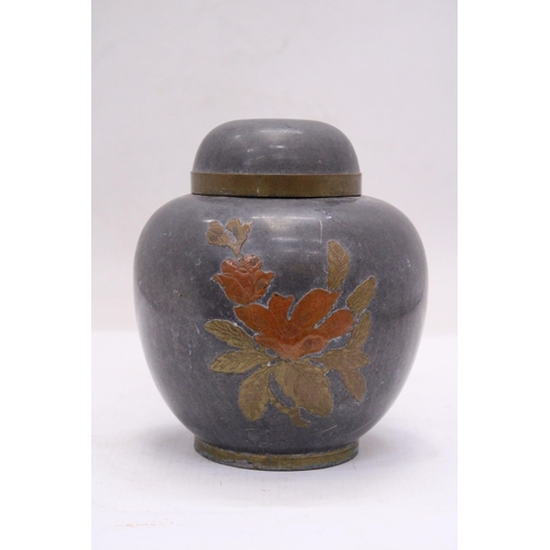  A VINTAGE PEWTER CHINESE GINGER JAR AND LID WITH BRASS DESIGN, HEIGHT 14CM