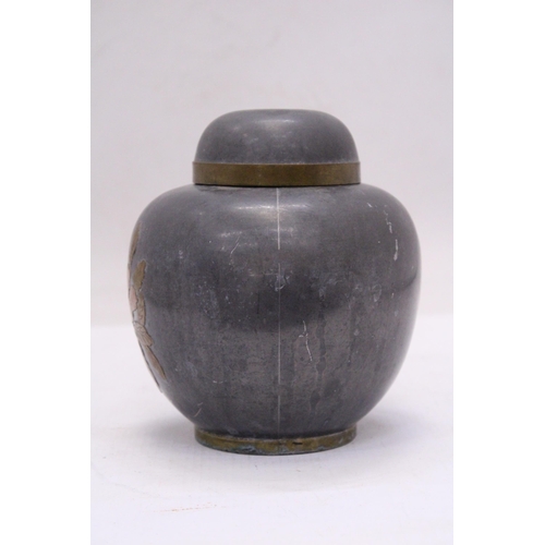  A VINTAGE PEWTER CHINESE GINGER JAR AND LID WITH BRASS DESIGN, HEIGHT 14CM