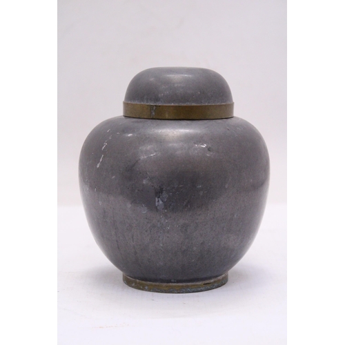  A VINTAGE PEWTER CHINESE GINGER JAR AND LID WITH BRASS DESIGN, HEIGHT 14CM