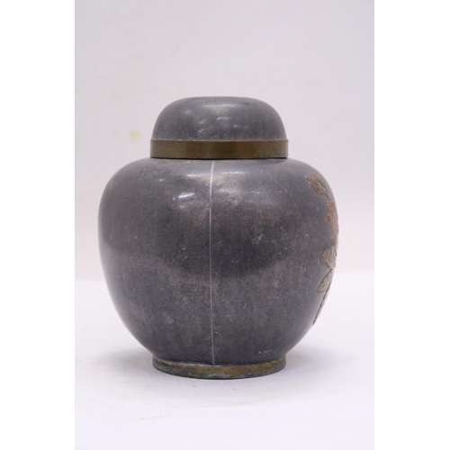  A VINTAGE PEWTER CHINESE GINGER JAR AND LID WITH BRASS DESIGN, HEIGHT 14CM