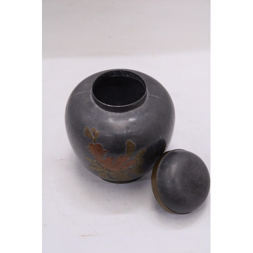  A VINTAGE PEWTER CHINESE GINGER JAR AND LID WITH BRASS DESIGN, HEIGHT 14CM