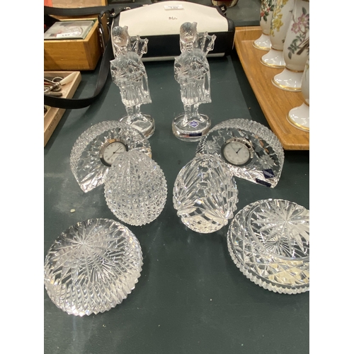 141 - A QUANTITY OF EDINBURGH AND HERITAGE IRISH CRYSTAL TO INCLUDE TWO MANTLE CLOCKS, A PAIR OF BAGPIPE P... 