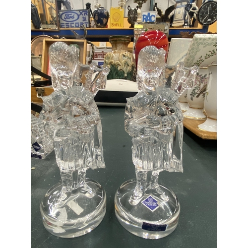 141 - A QUANTITY OF EDINBURGH AND HERITAGE IRISH CRYSTAL TO INCLUDE TWO MANTLE CLOCKS, A PAIR OF BAGPIPE P... 