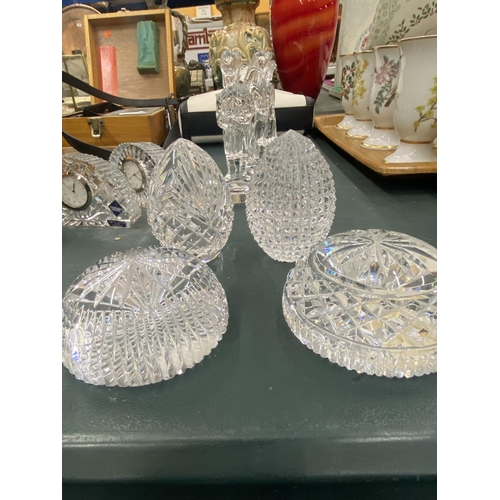 141 - A QUANTITY OF EDINBURGH AND HERITAGE IRISH CRYSTAL TO INCLUDE TWO MANTLE CLOCKS, A PAIR OF BAGPIPE P... 